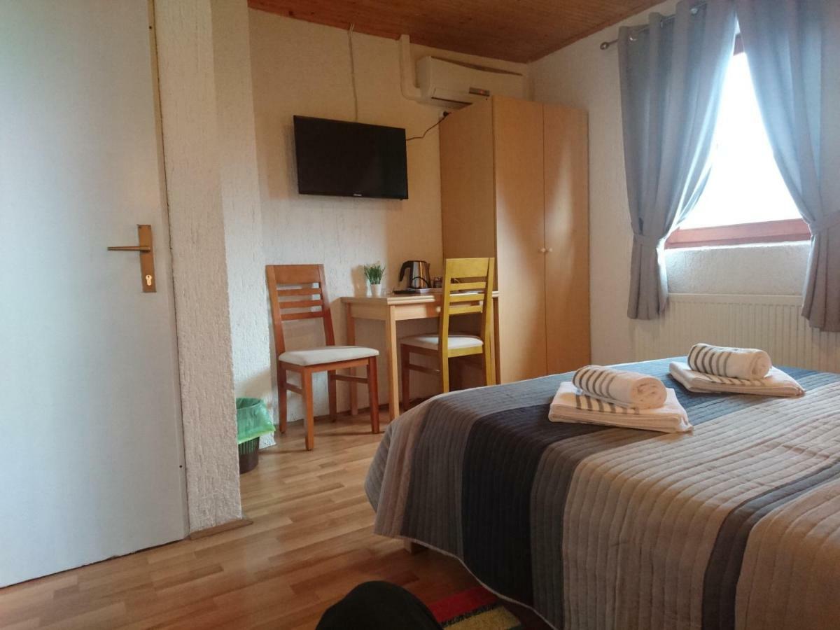 Hotel House Viktoria à Selište Drežničko Extérieur photo