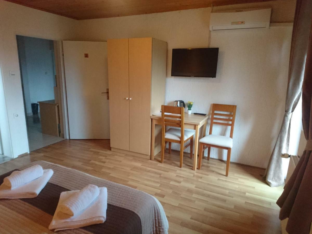 Hotel House Viktoria à Selište Drežničko Extérieur photo