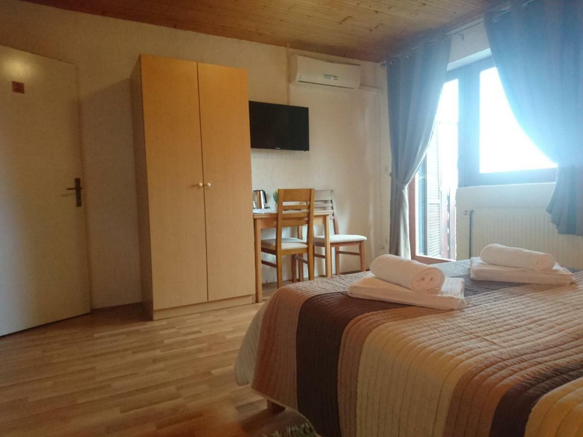 Hotel House Viktoria à Selište Drežničko Extérieur photo
